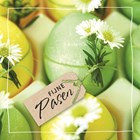 groene paaskaart met paaseieren en kleine witte bloemen fijne pasen